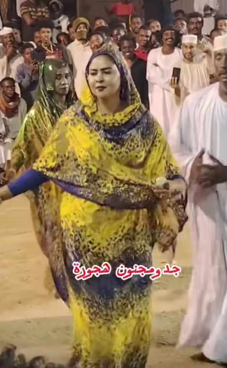 شاهد بالفيديو.. الراقصة الحسناء "هاجر" تشعل حفل "طمبور" وتلهب حماس الفنان و "الكورس" والجمهور بوصلة رقص مثيرة