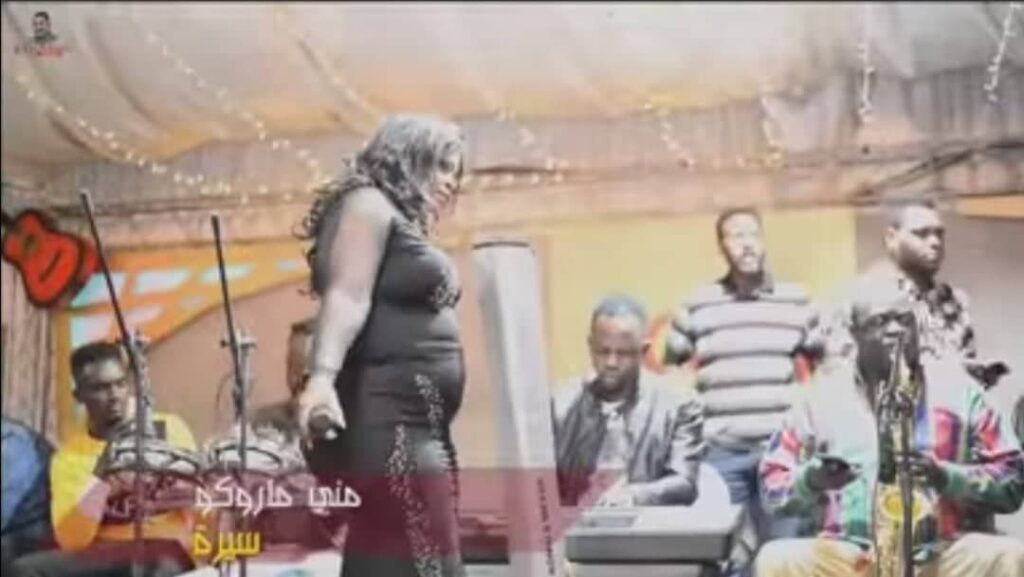 شاهد بالفيديو.. الفنانة السودانية منى ماروكو تشعل حفل غنائي في "كمبالا" بوصلة رقص فاضحة وتهز مؤخرتها بطريقة مثيرة