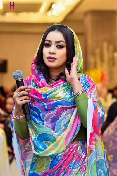 شاهد بالفيديو.. الفنانة إيمان الشريف تشعل حفل غنائي وتحصل على "نقطة" طائلة بالعملة الجديدة تحت أنظار زوجها