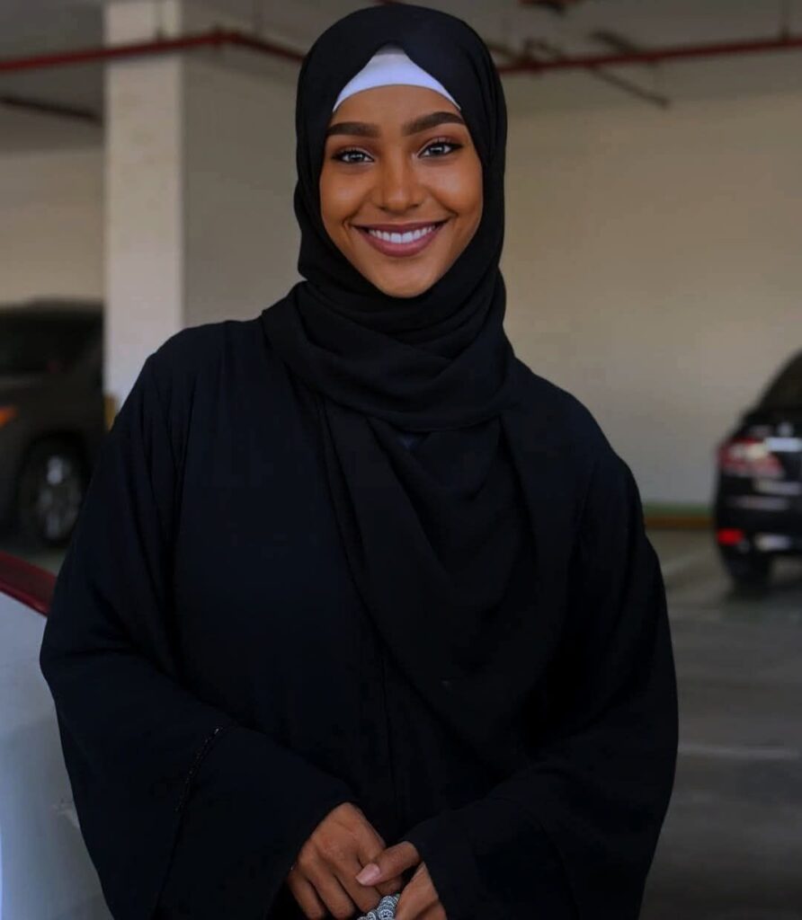 شاهد بالصورة.. المودل السودانية الحسناء تسابيح دياب تخطف الأضواء وتبهر المتابعين بالحجاب بعد أدائها فريضة الحج والجمهور يتغزل: (ملكة جمال الكون) تسابيح دياب
