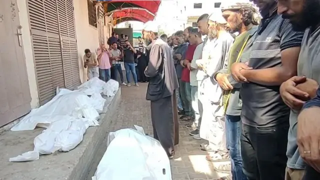 أُقيمت صلاة الجنازة أمام مستشفى الأقصى على القتلى الذين سقطوا خارج المستشفى.