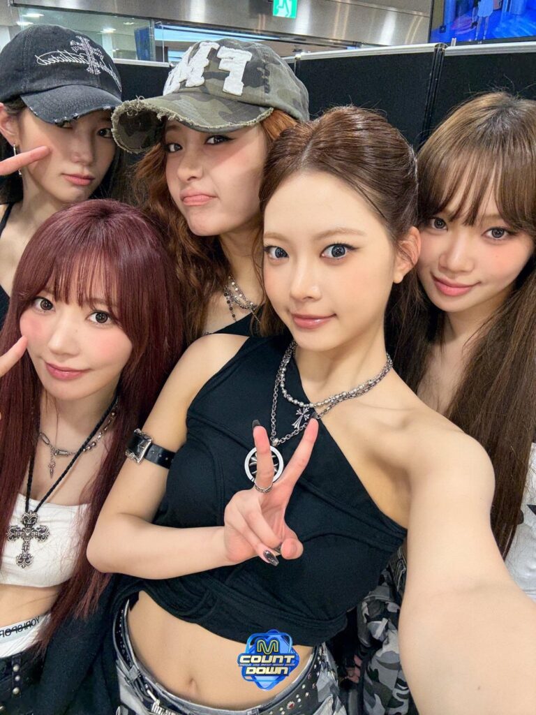 250703 MNET M Countdown Twitter تحديث مع Le Sserafim - صور ما قبل العرض