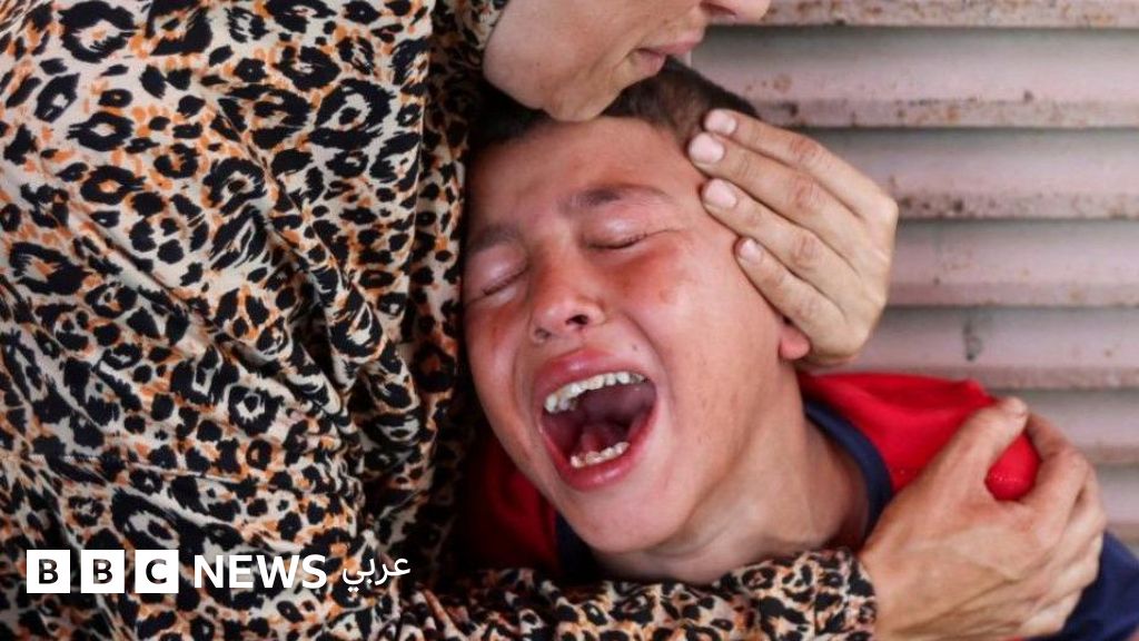 دير البلح: ما الذي فعلته "غارة إسرائيلية" بـ 8 أطفال كانوا يقفون في طابور مساعدات؟