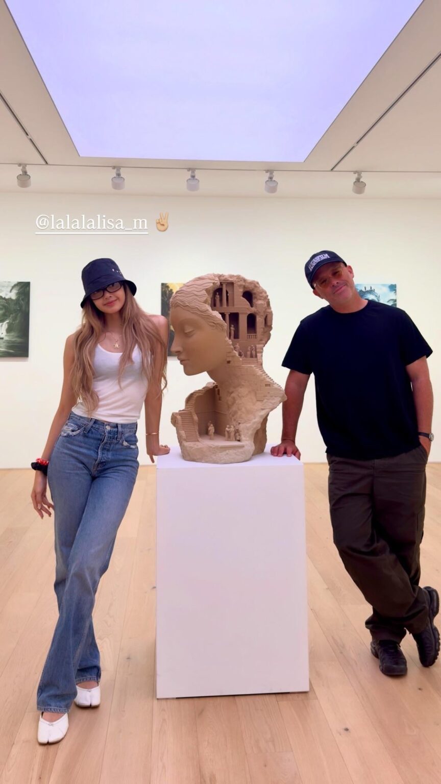 250710 ليزا مع Desinger Daniel Arsham