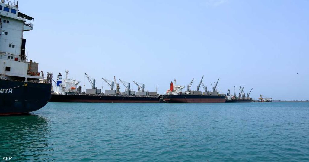 غارات جوية إسرائيلية تستهدف ميناء الحديدة في اليمن