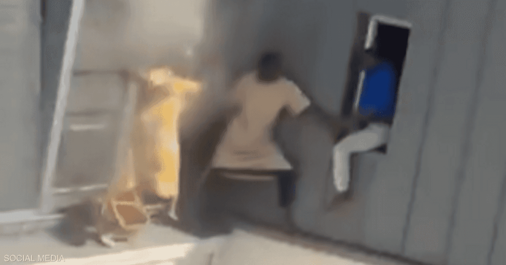 بالفيديو.. رجل يعرض حياته للخطر وينقذ جيرانه من حريق ضخم بالفيديو.. رجل يعرض حياته للخطر وينقذ جيرانه من حريق ضخم