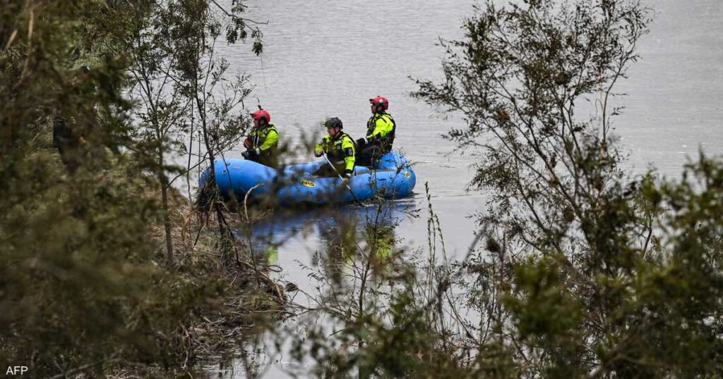 ثعابين ومياه ودمار.. رجال الإنقاذ يبحثون عن أمل في تكساس