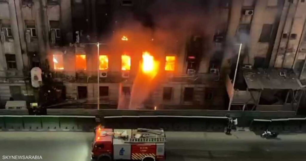 تجدد اندلاع النيران في مبنى “سنترال رمسيس” بالقاهرة تجدد اندلاع النيران في مبنى "سنترال رمسيس" بالقاهرة