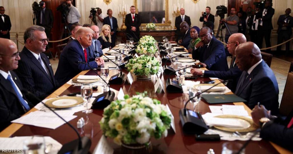 "أين تعلمتها؟".. ترامب يسأل رئيس ليبيريا عن "لغته الرسمية"