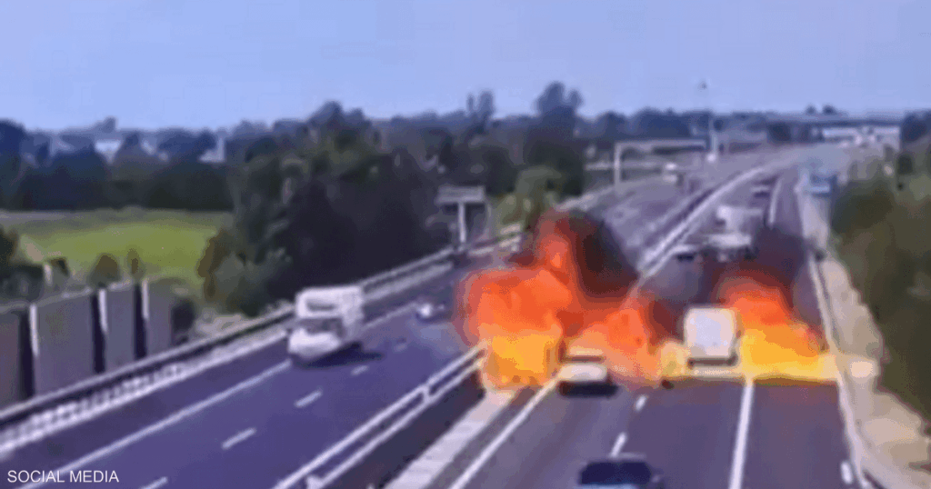 فيديو الكارثة.. سقوط طائرة على طريق سريع مزدحم في إيطاليا