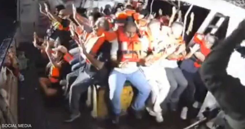 فيديو: الجيش الإسرائيلي يقتحم سفينة "حنظلة" المتجهة إلى غزة