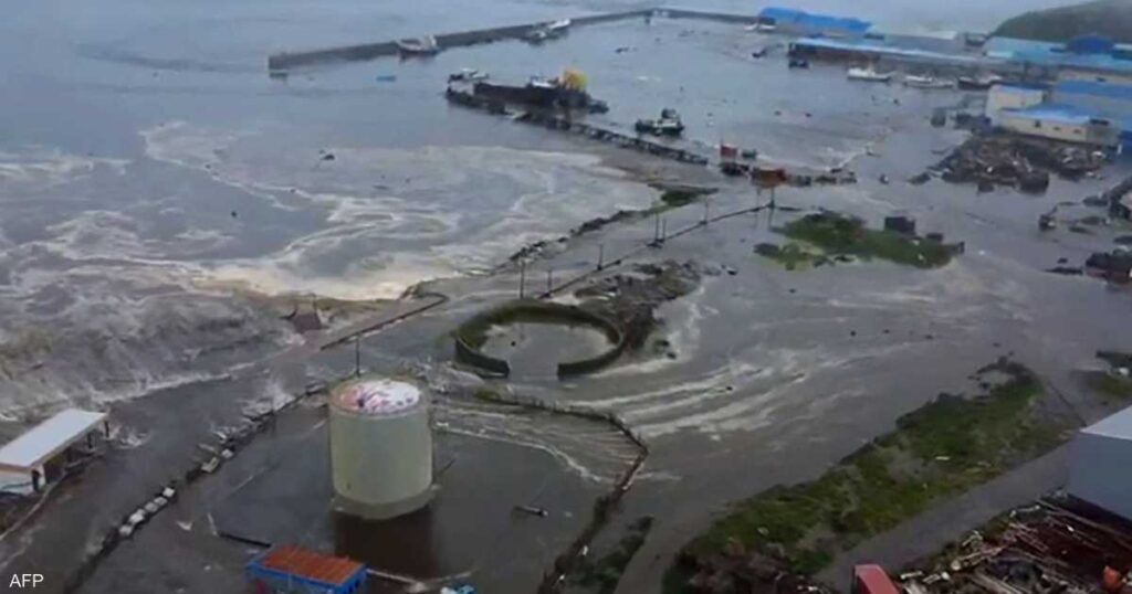 بعد موجة تسونامي.. فيديو يرصد بلدة روسية تغمرها المياه بعد موجة تسونامي.. فيديو يرصد بلدة روسية تغمرها المياه