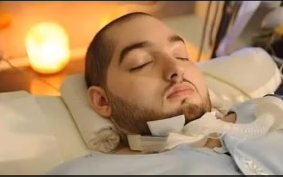 لم تتغير ملامحه رغم مرور 20 عاما على الغيبوبة