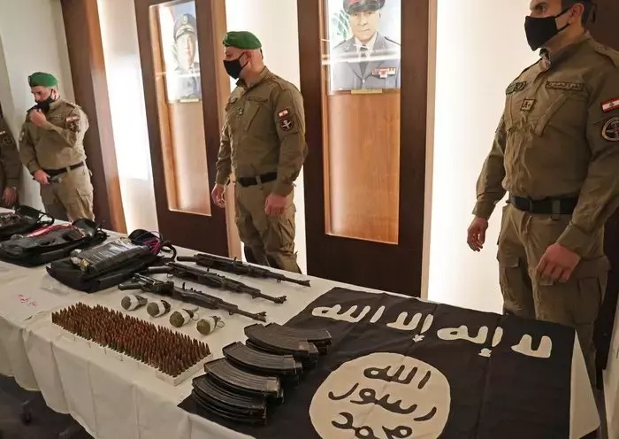 قوات الأمن الداخلي في لبنان تعرض أسلحة قالت إنها صادرتها من "داعش" عام 2022 (ا ف ب) قوات الأمن الداخلي في لبنان تعرض أسلحة قالت إنها صادرتها من "داعش" عام 2022 (ا ف ب)