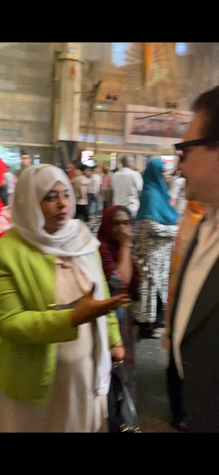 الفنان محمد رياض يودع السودانيين فى محطة مصر