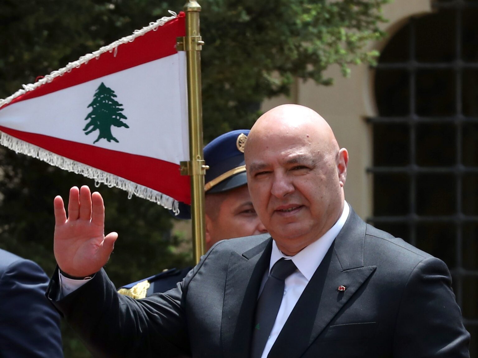 عون يناشد الأحزاب اللبنانية التعجيل بتسليم أسلحتها | أخبار