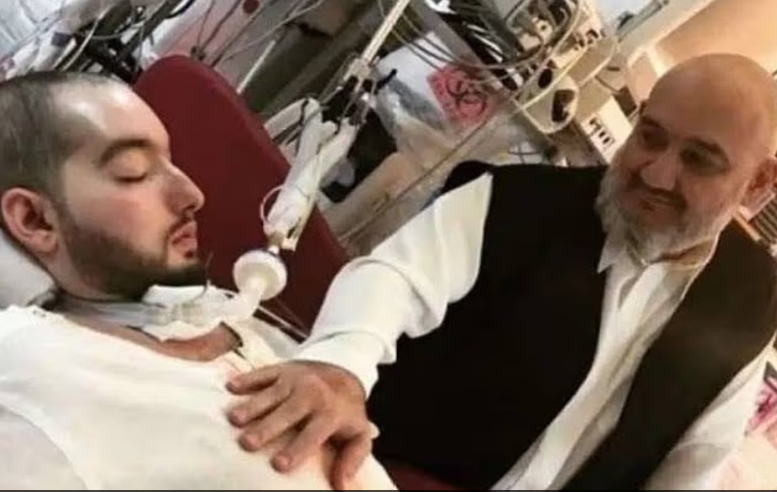 الامير الوليد مع والده الذى كان يتمنى ان يفوق