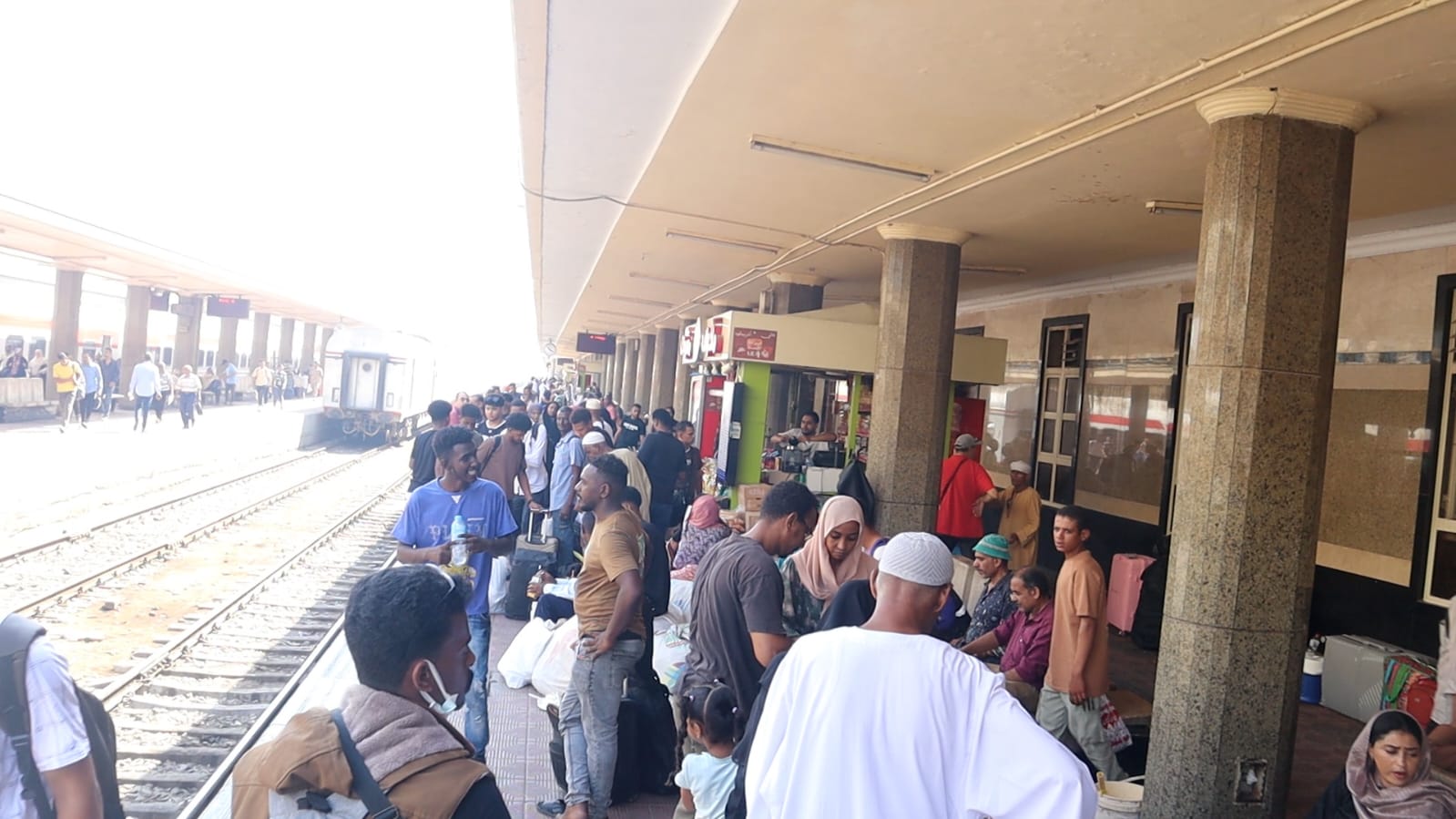 رحيل السودانيين من محطة مصر