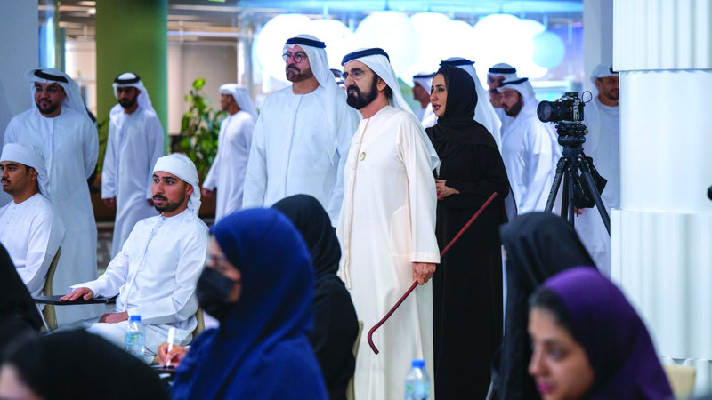 محمد بن راشد خلال زيارته أكاديمية الاقتصاد الجديد في دبي. وام