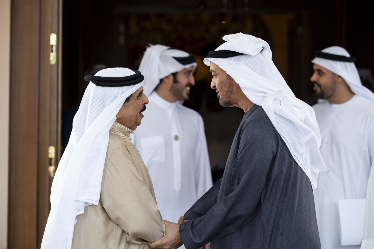 رئيس الدولة يزور ملك البحرين بمقر إقامته في أبوظبي رئيس الدولة يزور ملك البحرين بمقر إقامته في أبوظبي