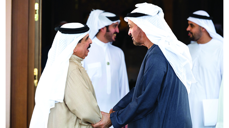 محمد بن زايد وحمد بن عيسى خلال اللقاء. من المصدر