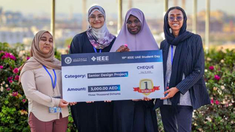 4 طالبات من «جامعة خليفة» يُصممن نظاماً لتفتيش المستودعات بـ «الدرون» 4 طالبات من «جامعة خليفة» يُصممن نظاماً لتفتيش المستودعات بـ «الدرون»