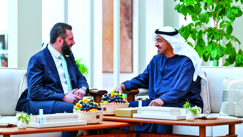 محمد بن زايد خلال استقباله أحمد الشرع بقصر الشاطئ في أبوظبي. وام