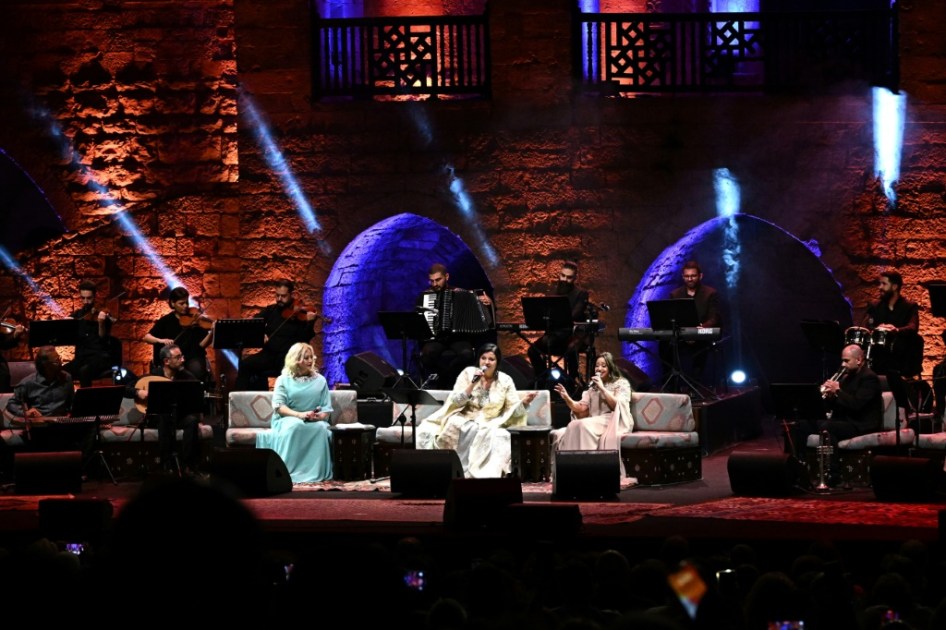 على مسرح مهرجانات بيت الدين ديوانية طرب...وشبه اجتماع راقص للحكومة اللبنانية