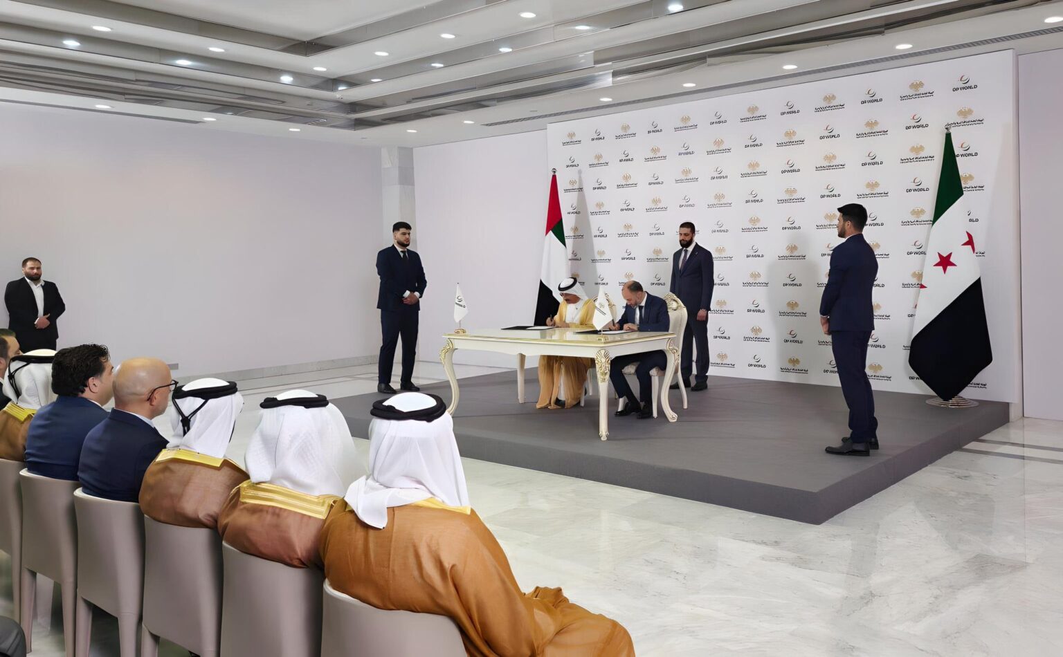 موانئ دبي العالمية توقّع اتفاقية بـ800 مليون دولار لتطوير الموانئ والخدمات اللوجستية في سورية موانئ دبي العالمية توقّع اتفاقية بـ800 مليون دولار لتطوير الموانئ والخدمات اللوجستية في سورية