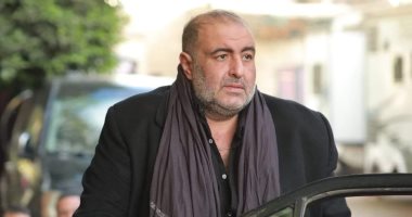 روبى وشقيقة المخرج سامح عبد العزيز تتلقيان عزاءه بمسجد الشرطة فى التجمع