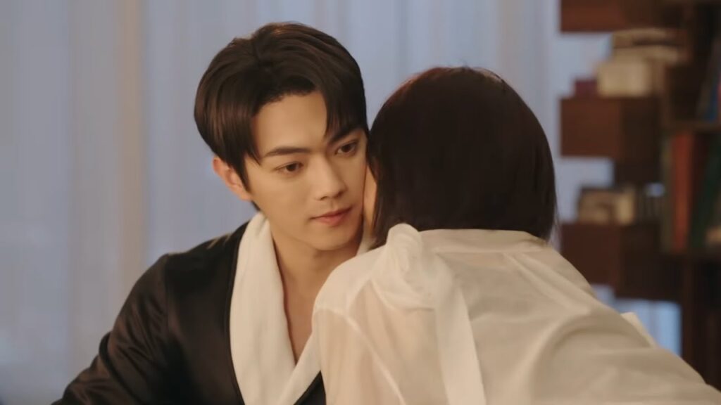 يأخذ الرئيس حبيبته لمقابلة عائلته ولم يكتف بإهدائها الأقراط بل قبلها أيضا في السيارة❤️من جميلة مثلك