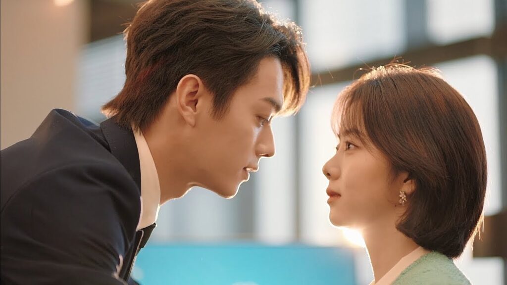 كانت شفتا خبيبته مغرية لدرجة أن الرئيس المتسلط قام بتقبيلها بشغف في المكتب!❤️مشهد من "جميلة مثلك"