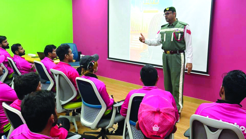 ورش توعية مرورية لسائقي «الدليفري» في دبي        