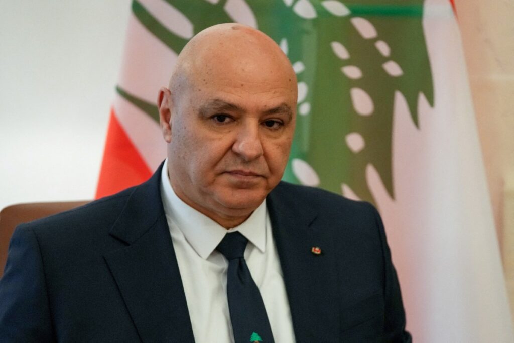 رئيس لبنان يدعو حزب الله إلى إلقاء السلاح