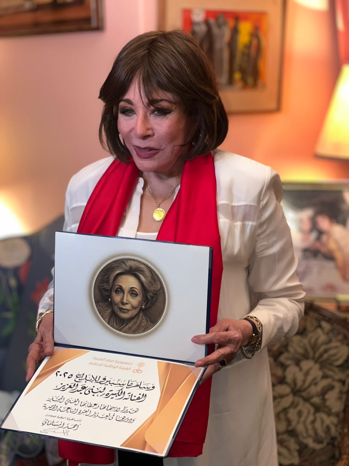 أحمد المسلماني يكرم لبنى عبد العزيز