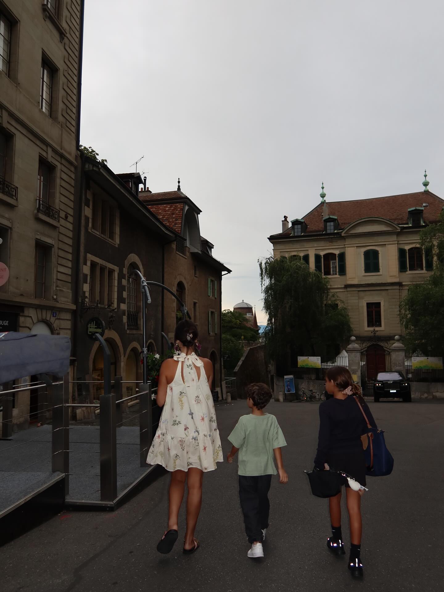 بسمة بوسيل مع ابنائها فى شوارع سويسرا