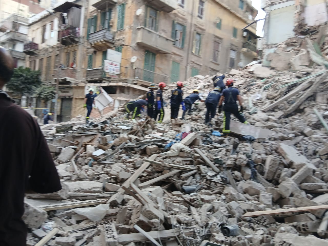 انهيار عقار فى العطارين  (1)