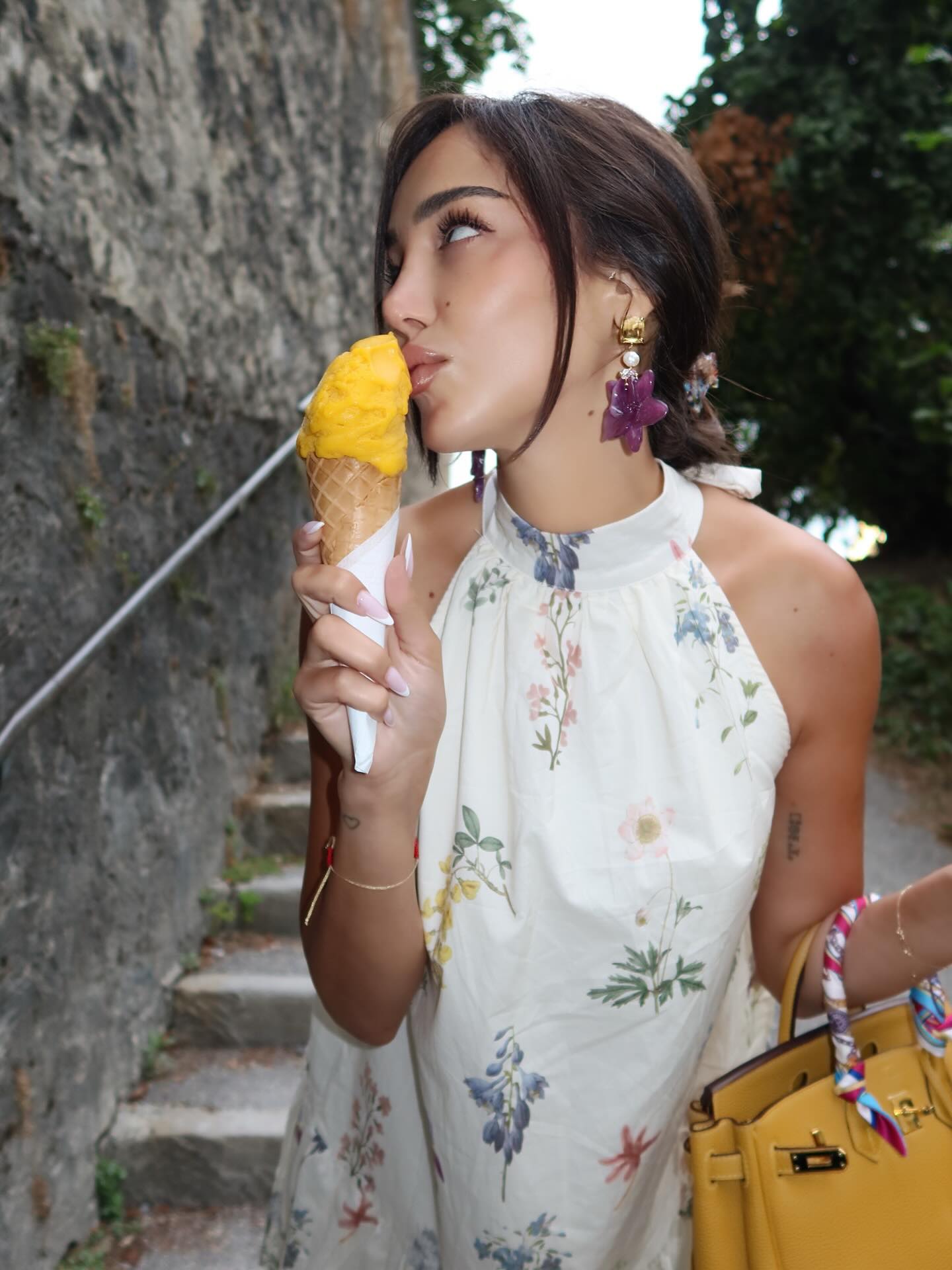 بسمة بوسيل تتناول الايس كريم فى شوارع سويسرا