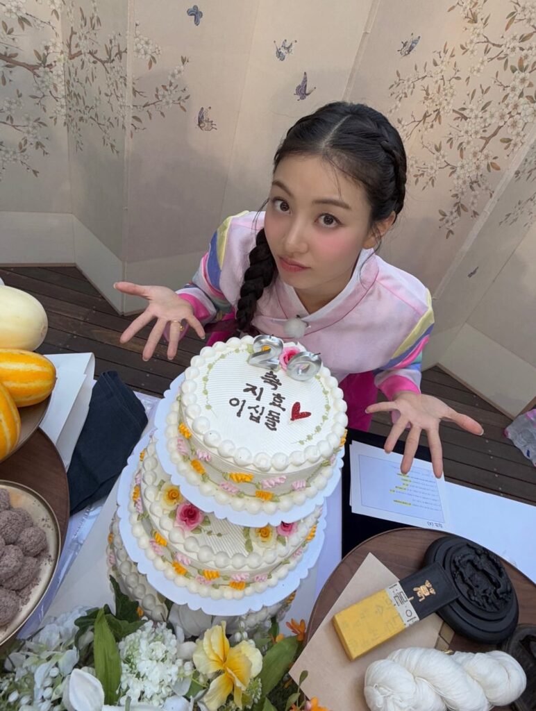 250716 Jihyo Instagram Update - كان حفل عيد ميلاد 🎀park Jo ناجحًا .. σ̴̶̷̤. σ̴̶̷̤ ꒱ྀིა