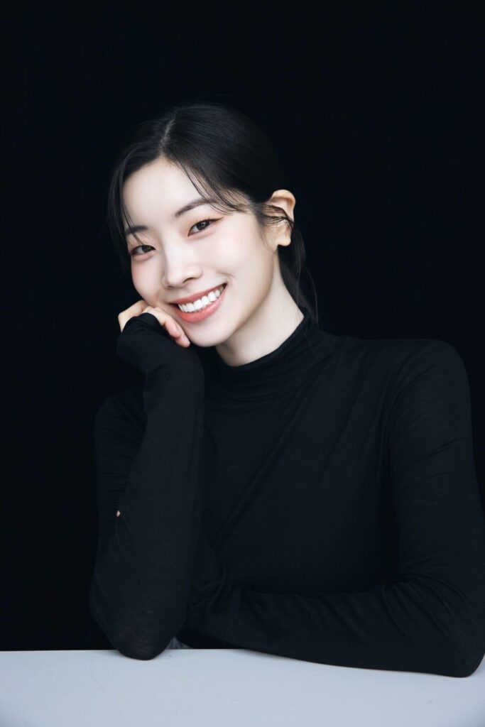 250726 ELLE JAPAN - تشارك Dahyun أفكارها حول تصوير فيلم يصور حب حلو ومر وشباب أيام المدرسة الثانوية