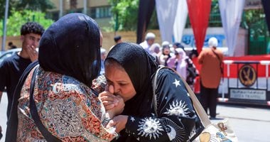 بعد انتهاء الامتحان.. قبلة أم على يد ابنتها تعانق تعب الأيام