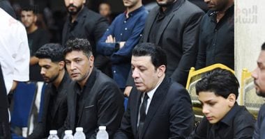 مصطفى كامل والليثى وحمزة الصغير فى استقبال عزاء أحمد عامر.. صور