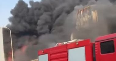 الدفع بـ4 خزانات مياه استراتيجية لإخماد حريق مصنع مدينة بدر.. صور الدفع بـ4 خزانات مياه استراتيجية لإخماد حريق مصنع مدينة بدر.. صور