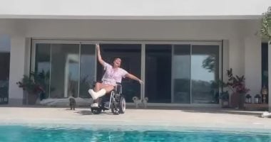 غادة عبد الرازق تكشف عن تعرضها للإصابة وتجلس على كرسى متحرك