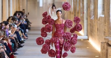 هندى يستعرض مراحل الحب السبعة بتصميمات 3D بأسبوع الموضة بباريس.. صور