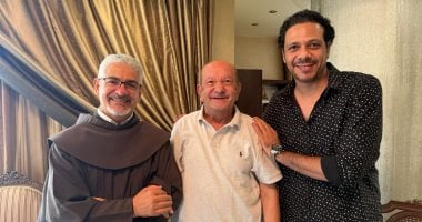 ابنة لطفى لبيب تطمئن الجمهور على صحته والأب بطرس وحمزة العيلى أول الزائرين