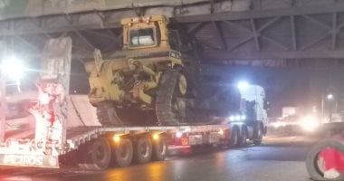 سقوط جزئى لكوبرى مشاة بطوخ بعد اصطدام سيارة نقل به على الطريق الزراعى.. صور