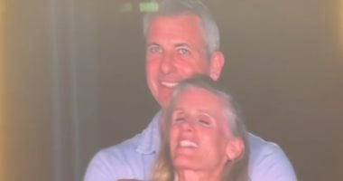 حفل غنائي يكشف عن خيانة زوجية على الهواء.. فيديو