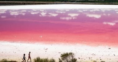 لغز البحيرات الوردية فى أستراليا.. تغير الألوان إلى الأزرق يثير حيرة العلماء