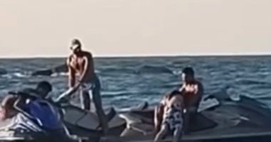 لحظة انتشال جثمان الطفل "آدم" بشاطئ إحدى قرى الساحل الشمالى.. فيديو